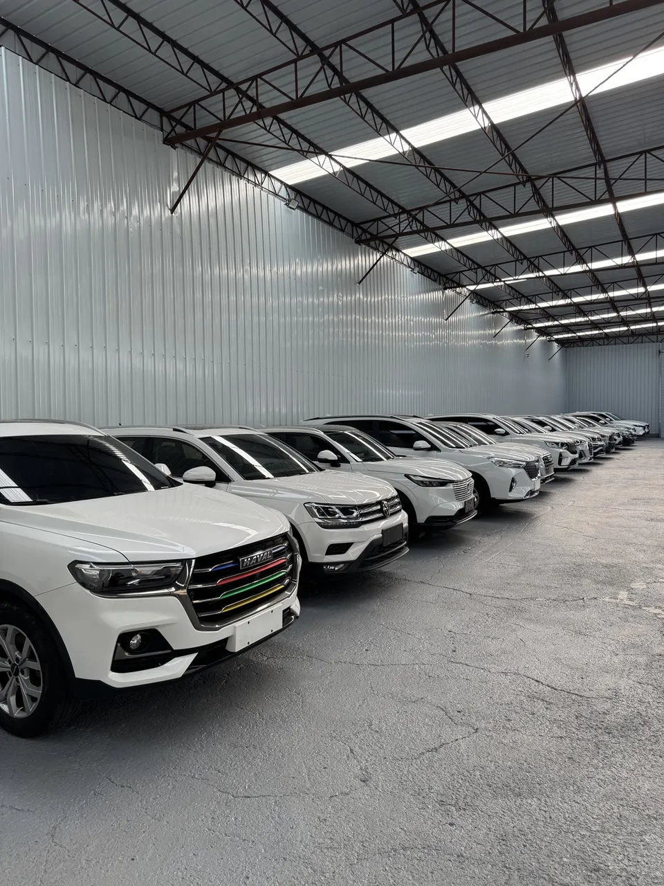 Автомобили на складе ZED Motors в ангаре